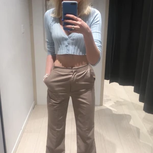 Blå topp från monki - Jätte söt blå topp från monki, storlek xxs men passar mig bra som bär xs-s. Jätte fin baby blå färg, syns bäst på första bilden. Kan frakta mot fraktkostnad eller mötas upp i Stockholm😊 ps, säljer även byxorna på bilden!