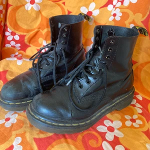 Dr Martens - Säljer ett par äkta Dr Martens i storlek 36. Använt men fint skick med några få anmärkningar, se bild två och tre. Köparen står för frakt! PM:a gärna vid frågor🖤