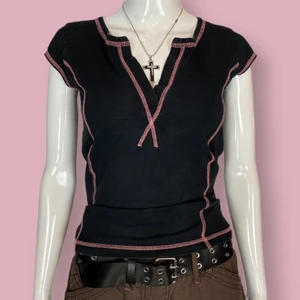 Tröja  - Söt topp från ICHI, storlek M. Fäst nål för att få mindre V neck. Även ett litet hål syns på sista bilden. Svart med rosa sömmar!  Mått: Axel till axel 35cm, ärmlängd 8cm, armhåla till armhåla 42cm & längd 57cm. Fri spårbar frakt!