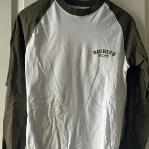 dickies longsleeve - olivgrön långärmad dickies tröja, använd en gång!