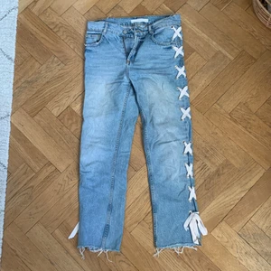 Jens Zara  - Säljer dessa ursnygga jeans med vita band på sidorna, som tyvärr har blivit för små. Kan skicka men då står köparen för frakten ☺️