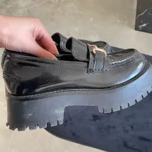 svarta skor, kommer inte till användning 