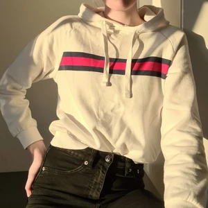 Hoodie - Inte använts sen förra sommaren så hoppas den kan hitta ett nytt hem. Från Gina men designen efterliknar Tommy Hilfiger. Fortfarande i väldigt bra skick.