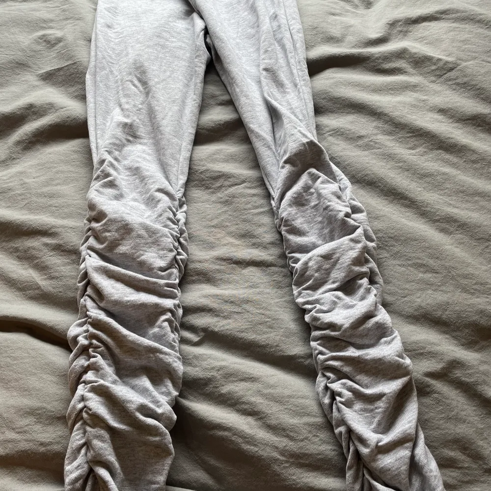 Shein leggings som är skrynklade där nere. Xs och inte genomskinliga.. Jeans & Byxor.