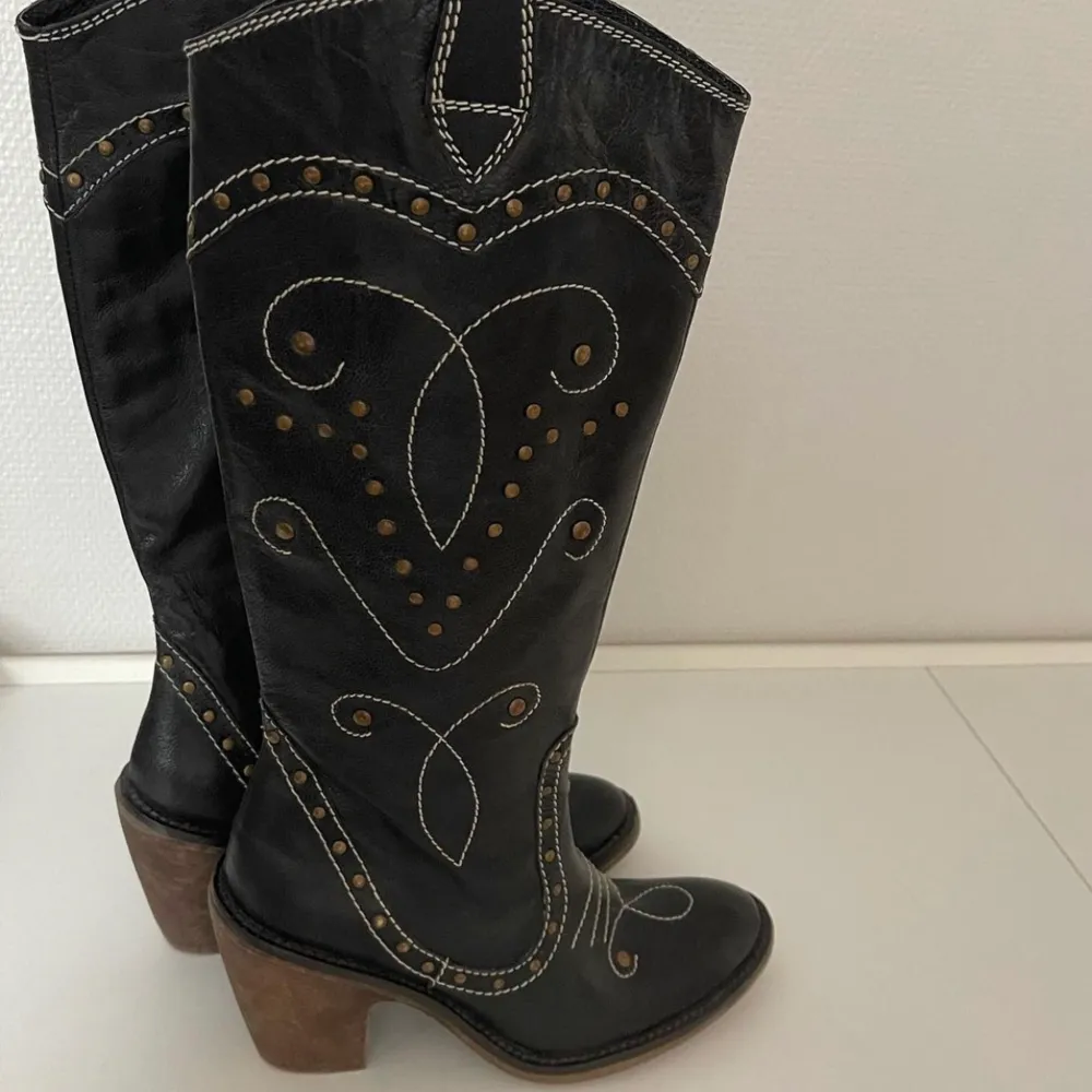 Coola och unika cowboy boots i fint skick, skriv vid intresse ❤️                                                                              Vid snabb affär 220kr inklusive frakten😊. Skor.