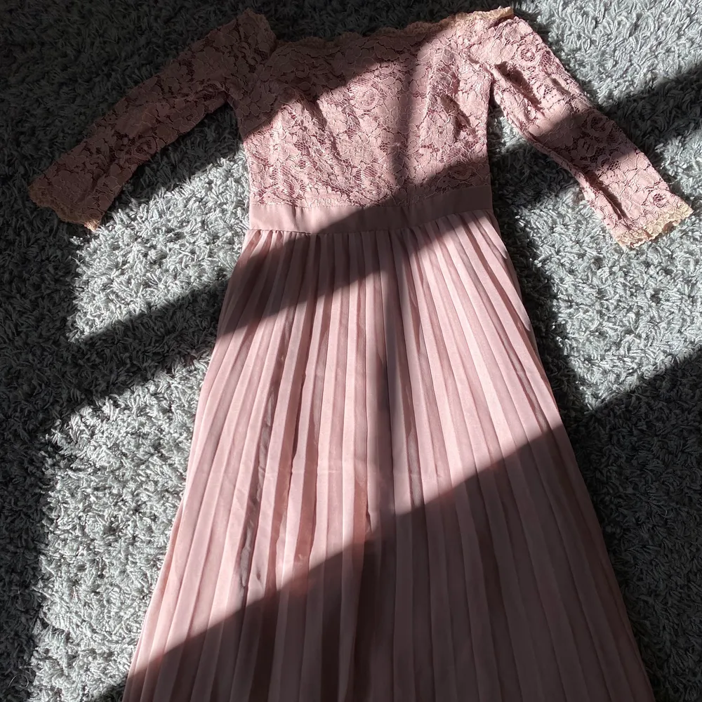 En jätte söt balklänning i lite mörkare rosa färg☺️ kom gärna med förslag på priser!. Klänningar.