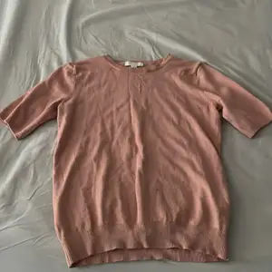 Stockholmstil tröja som är rosa den är från hm i storlek XS men den passar mig och jag har oftast S så skulle säga att den både är XS och S. Fick denna så vet ej hur många gånger den har blivit använd men jag har aldrig använt den. Den är i perfekt skick inga fläckar eller hål. 