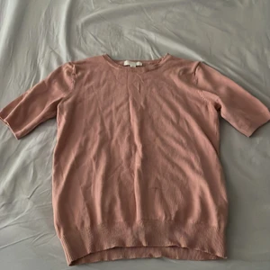 Stockholmsstil tröja  - Stockholmstil tröja som är rosa den är från hm i storlek XS men den passar mig och jag har oftast S så skulle säga att den både är XS och S. Fick denna så vet ej hur många gånger den har blivit använd men jag har aldrig använt den. Den är i perfekt skick inga fläckar eller hål. 