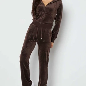 Söker mörkbruna eller mörkbruna juicy  - Hej jag söker ett par mörkbruna eller mörkblåa juicy byxor i st xxs för runt 600-800 kr hör av er om ni har några 😊