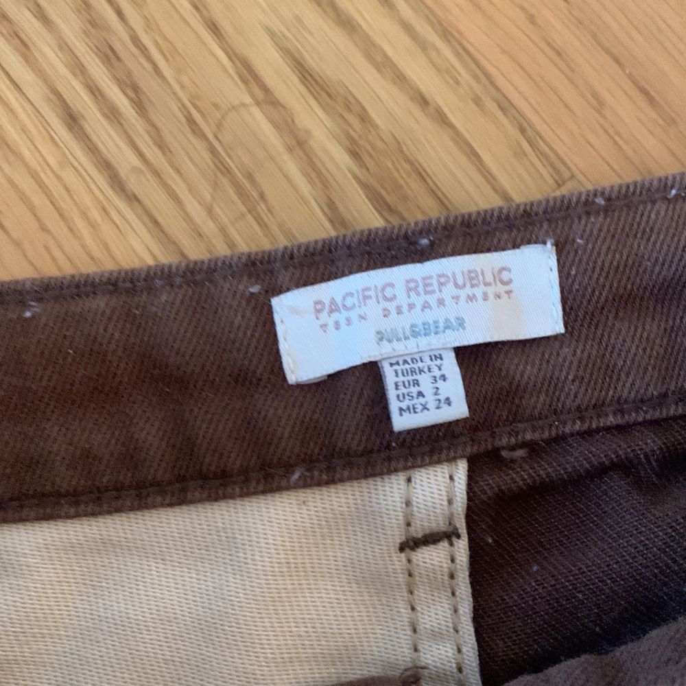 Ett par jeans från pullbear, olika färger i brun o i beige vit. Använt ett fåtal ggr. Dem är avklippta där nere då dem var för långa.. Jeans & Byxor.