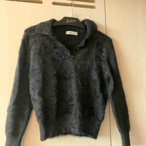 Svart tröja från zara - Svart, lite ”luddig”, tröja från zara. Croppad och sitter så snyggt på! Skjortkrage. I nyskick! 