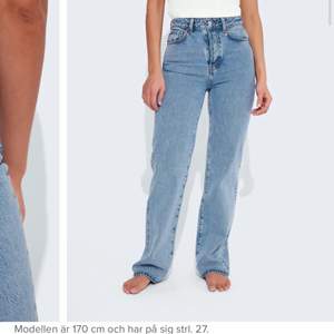 Superfina blå jeans från BikBok strl 24, modellen ”Regular wide”. Använda men i väldigt fint skick! Är avklippta nedtill, jag är ca 160cm. Kan skickas emot fraktkostnad, spårbart 66kr med PostNord🤍