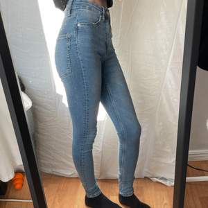 Blåa jeans från lager 157 i stl XS modell ”snake”. Säljes för 100kr+frakt🤩