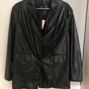 Oanvänd skinnkavaj  - Köpt på Prettylittlething. Helt oanvänd i storlek Xs