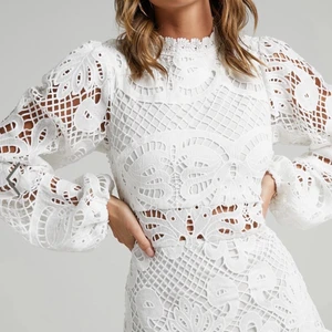 Superfin vit klänning i spets - Intressekoll på denna superfina vita klänningen som passar perfekt som studentklänning. Den är endast tvättad och testad.