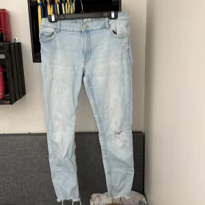 Jeans - Säljer för jag använder inte dom♥️ köpte på newyorker storlek W31 dom satt nästan bara som lätt lösta baggyjeans om jag hade skärp på mig♥️ Jätte sköna och luftiga. Skriv vid intresse eller frågor ❤️
