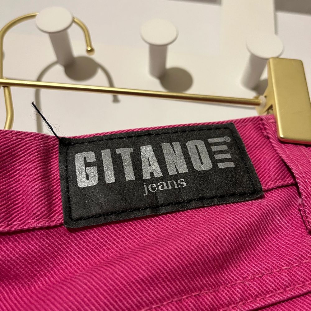 Ett par coola rosa jeansshorts! 💗 Dom är högmidjade i midjan och är i storlek s/m! Fram har dom en cool detalj där man t.ex. kan hänga en kedja, eller bara ha den som den är som en cool detalj💗 Dom är från märket ”GITANO Jeans” 💗💗 Buda från 100 kr, men pris kan diskuteras!! 💗💗Köparen står för frakt, och fraktkostnaden kan diskuteras! 💗. Shorts.