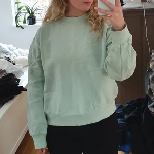 Sweet Sktbs, Sweatshirt xs  - Sweet Sktbs Sweatshirt som jag använt få gånger. Det är en HERR tröja. Supersnygg färg och fräsch. Bra kvalité och hel. Det är XS men tycker den är mer som en M 