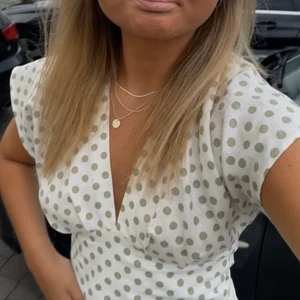 Prickig topp - Prickig topp med öppen rygg från Zara, storlek S. Använd 1 gång