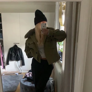 Meotine jacka - Denna fina meotine jackan i en cool grön färg. Nästintill oanvänd så väldigt fint skick! Storlek M/L men passar S/M också! 🥰