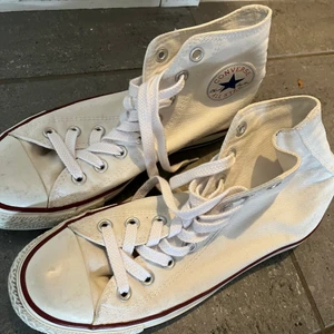 Vita converse  - Säljer ett par vita concerse skor i storlek 40 med innermått 25,5cm. Köpta här på Plick men de va tyvärr för små för mig så jag har aldrig använd dom och tycker de är i fint skick. 