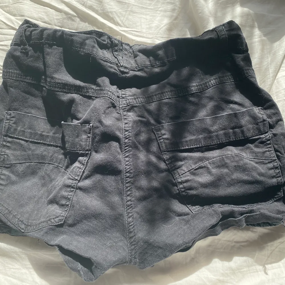 En svart lågmidjad jeansshorts från gina tricot i storlek 36, bra skick o inte så använd (kanske 2-3 gånger) . Shorts.