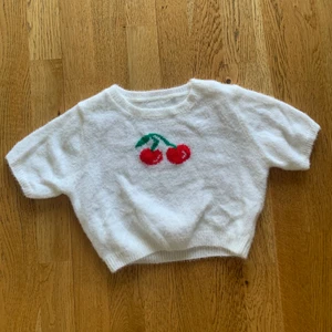 Croppad stickad tröja  - Köptes på plick, är croppad och i världens skönaste material 
