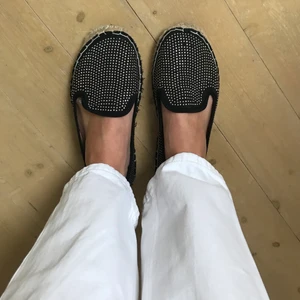 Slip on - Svarta slip on skor med silverpaljetter. 