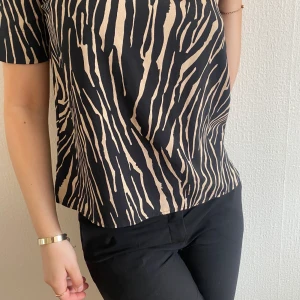 Snygg t-shirt från Vero Moda - Zebra mönstrad elegant luftigare topp i bra material