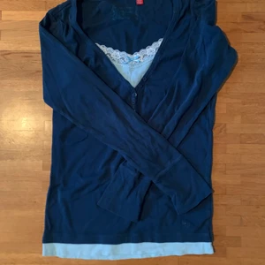 Söt Tröja - Jätte söt tröja köpt second hand. Har inte haft på mig den eftersom det var ett impulsivt köp. Den sitter lite stort.