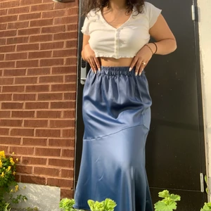 Kjol  - Denna superfina kjolen från Vero Moda passar perfekt inför sommarn. Kjolen är i storlek l men funkar perfekt för mig som har M. Kjolen är bara provad och har lapparna kvar. Original priset var 450 kr men säljs nu för 300kr. Priset går att diskutera.