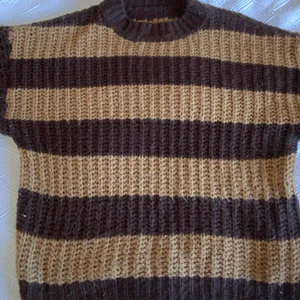 Sweatshirt 🧸 - Stickad brun/beige randig sweatshirt ! Så mysig, säljer bara pga att jag har en vit katt och denna tröja drar till sig katthåren väldigt enkelt. 