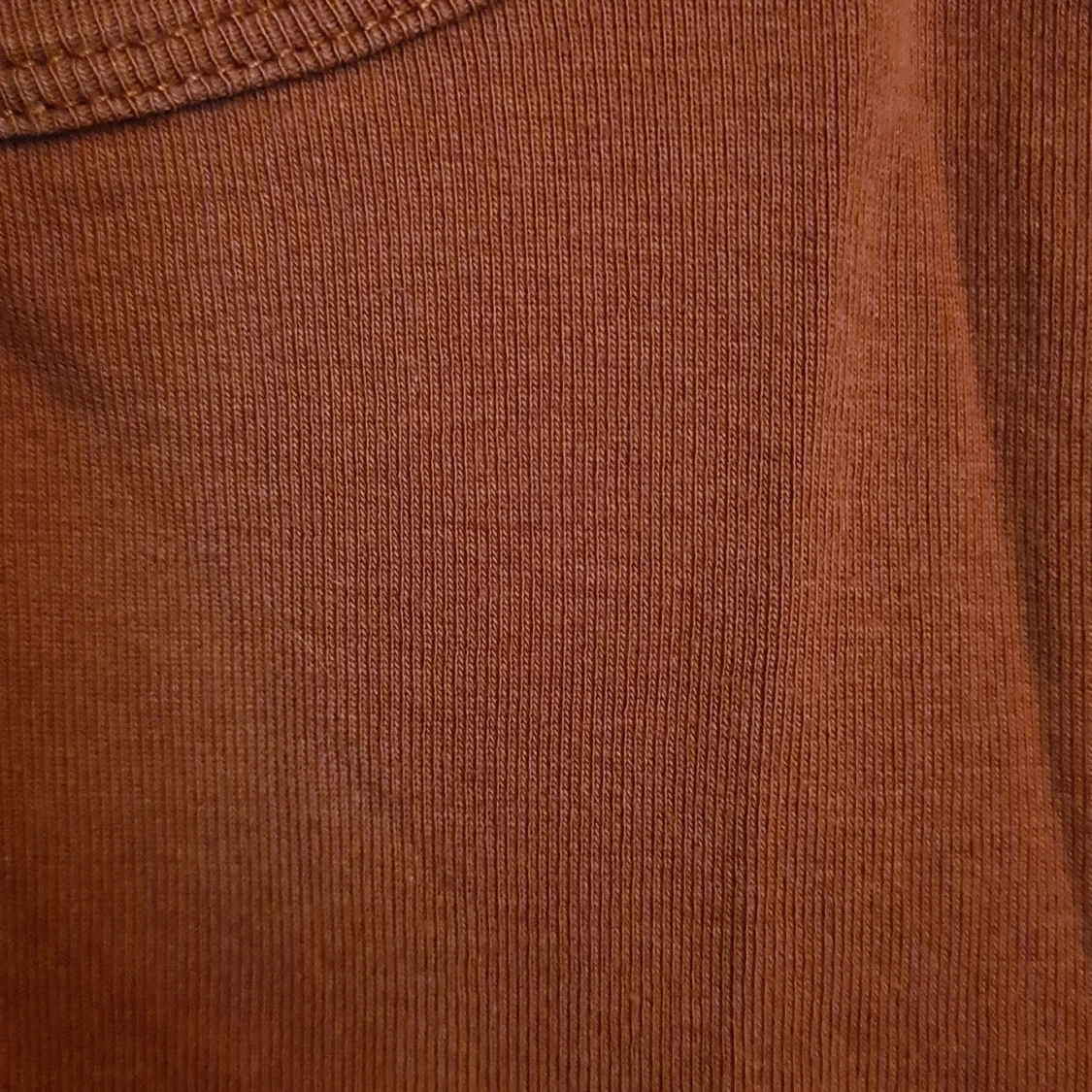 Simpelt rödbrunt linne  - 90