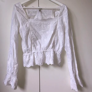 Spetsblus - Superfin blus med massor av spetsdetaljer. Perfekt till midsommar! Storlek 36 🌼