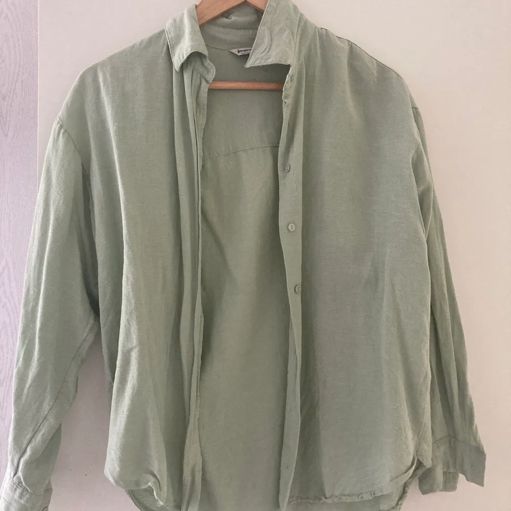 Superfin mintgrön trendig linneskjorta! Den är från stadivarius och köpt förra sommaren, knappt använd så i fint skick! Passar bra nu till sommaren🤩. Skjortor.
