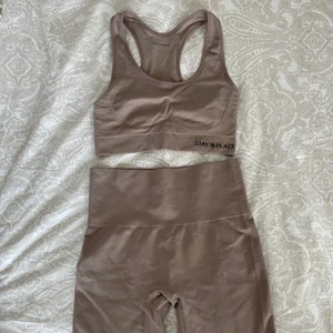 Träningsset  - Ett sjukt snyggt träningsset från Stay in place. Helt oanvänd, sport-bh och korta byxor. Köparen står för frakt 🥰