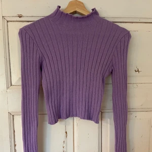 Stickad topp - Lila stickad topp från Madlady. Den är aldrig använd, bara testad så bra skick.  Storlek: S Pris: 90 + frakt 