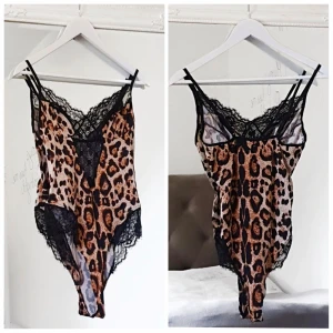 Leopard body S/36 animal print spetts - Helt ny body i leopard-mönster. Strl: S. Färg: mönstrad (brun/svart leo)  Spetts vid höfterna samt upptill i urringning.  Reglerbara band. Skönt stretchmaterial. Fraktkostnad tillkommer, betalning via swish.