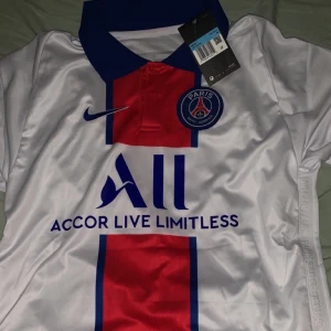 Psg tröja - Riktigt fet tröja helt ny aldrig använd. Säljer pga att den är för liten. Kunde ej lämna tillbaks den.  