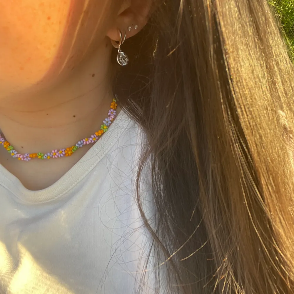 Pärlat halsband med härliga färgglada färger, går även att beställa i armband och fotlänk pris på halsband 53kr frakten ingår i priset 🌸💗. Asusteet.