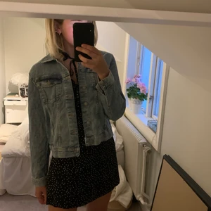 Jeansjacka strl xs - Säljer denna jeansjacka som är perfekt i sommar😍🙏strl xs från hm!
