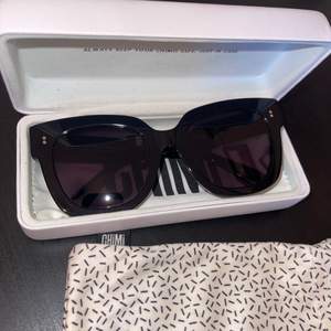 Chimi solglasögon i modell 008, svarta, nypris 1200kr