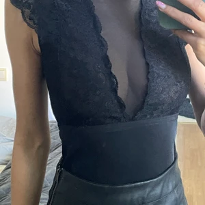Spetsbody - Säljer denna snygga spetsbody då den inte kommer till användning längre!🖤 