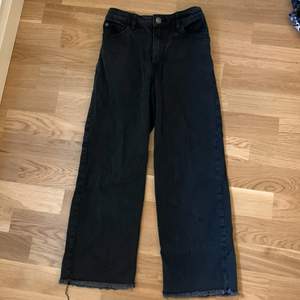 Ett par svarta jeans