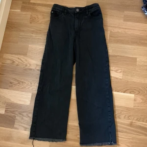 Jeans - Ett par svarta jeans