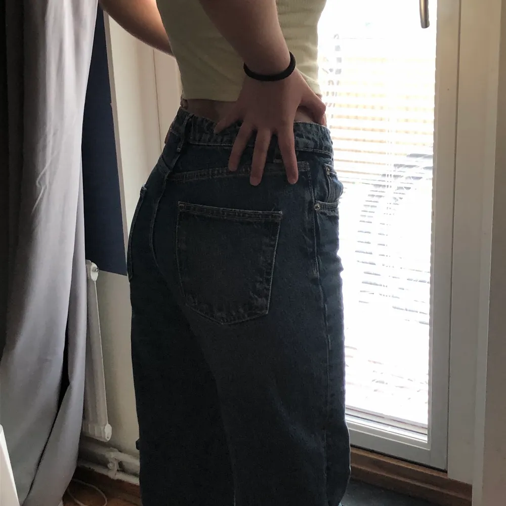 Ganska nya Zara jeans i bra skick💕 köpta för 500 och är tyvärr lite korta på mig, jag är 162 cm  säg bara till för fler bilder🫶. Jeans & Byxor.