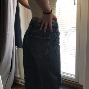 Ganska nya Zara jeans i bra skick💕 köpta för 500 och är tyvärr lite korta på mig, jag är 162 cm  säg bara till för fler bilder🫶