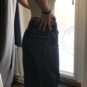  Zara jeans - Ganska nya Zara jeans i bra skick💕 köpta för 500 och är tyvärr lite korta på mig, jag är 162 cm  säg bara till för fler bilder🫶