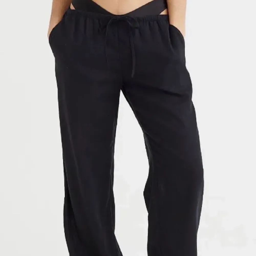 säljer dessa Helt nya svarta lågmidjade byxor från hm, lappar sitter kvar. Jeans & Byxor.
