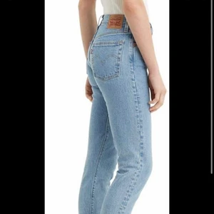 Levis jeans 501 - Ljusblåa, väl använda ☺️ storlek w26 l26! Är killmodell tror jag men jag som tjej har haft de på mig flera gånger men passar även min bror 👍